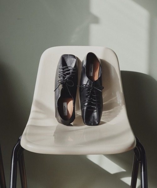 Aunt Marie's(アントマリーズ)の「レースアップフラットパンプス(パンプス・レディース・アイボリー/ブラック・SMALL/MEDIUM/LARGE)」の18枚目の写真