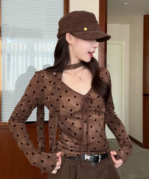 VIBGYOR(ヴィブジョー)の「【EIZZ/アイズ】ドット柄 チョーカー風 クロップド ロングスリーブ トップス(Tシャツ/カットソー・レディース・ダークブラウン・FREE)」の1枚目の写真