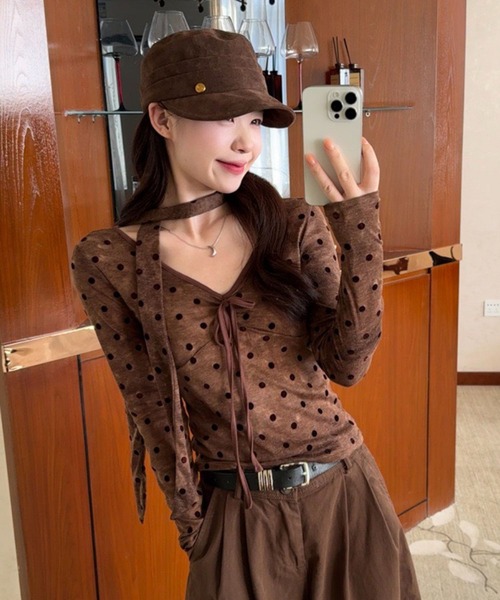 VIBGYOR(ヴィブジョー)の「【EIZZ/アイズ】ドット柄 チョーカー風 クロップド ロングスリーブ トップス(Tシャツ/カットソー・レディース・ダークブラウン・FREE)」の9枚目の写真