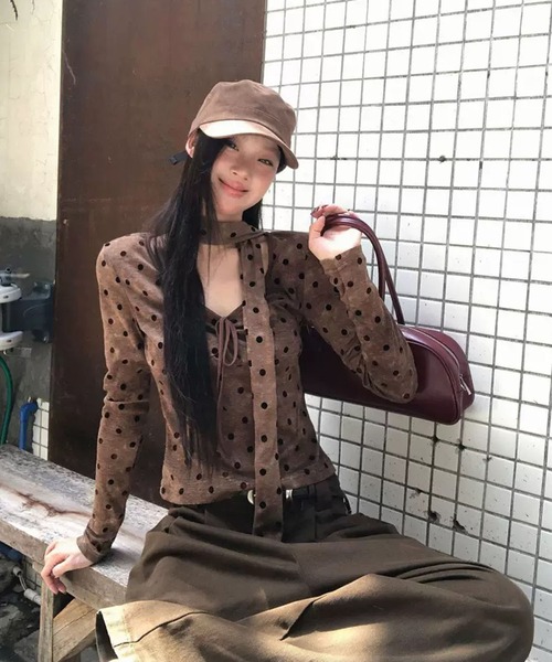 VIBGYOR(ヴィブジョー)の「【EIZZ/アイズ】ドット柄 チョーカー風 クロップド ロングスリーブ トップス(Tシャツ/カットソー・レディース・ダークブラウン・FREE)」の7枚目の写真