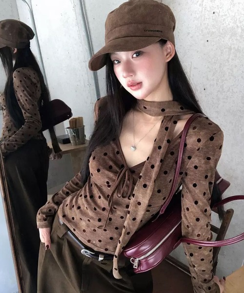 VIBGYOR(ヴィブジョー)の「【EIZZ/アイズ】ドット柄 チョーカー風 クロップド ロングスリーブ トップス(Tシャツ/カットソー・レディース・ダークブラウン・FREE)」の5枚目の写真