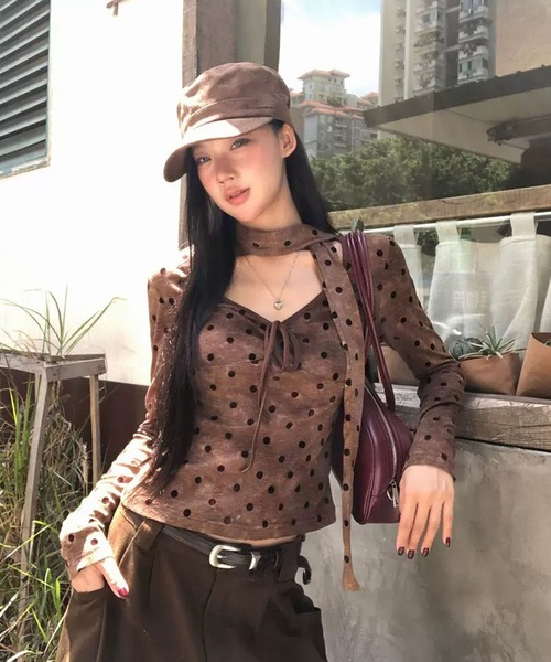 VIBGYOR(ヴィブジョー)の「【EIZZ/アイズ】ドット柄 チョーカー風 クロップド ロングスリーブ トップス(Tシャツ/カットソー・レディース・ダークブラウン・FREE)」の4枚目の写真