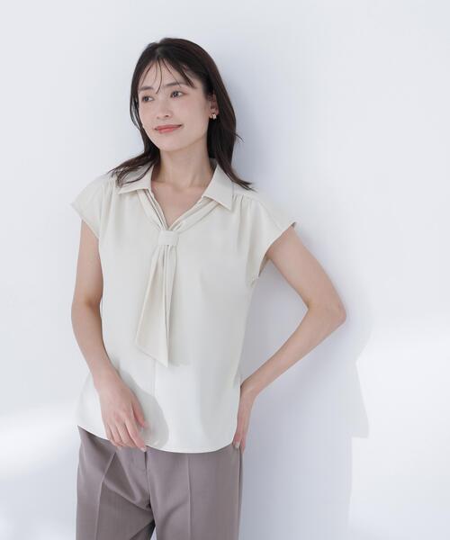 NATURAL BEAUTY BASIC(ナチュラルビューティーベーシック)の「スキッパータイブラウス(シャツ/ブラウス・レディース・オフホワイト/ブルー/イエロー/ネイビー・SMALL/MEDIUM)」の21枚目の写真