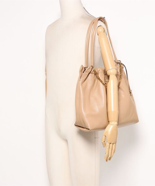 MARC JACOBS（マークジェイコブス）の「【NEW】THE CRISTINA TOTE/ザ クリスティーナ トート（ショルダーバッグ・レディース・キャメル・ONE SIZE）」の10枚目の写真