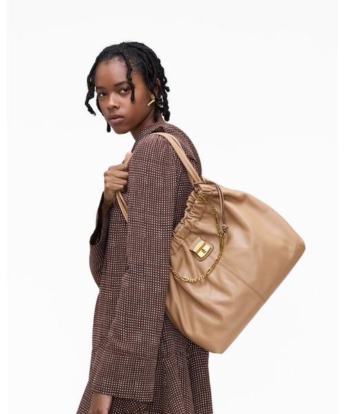 MARC JACOBS（マークジェイコブス）の「【NEW】THE CRISTINA TOTE/ザ クリスティーナ トート（ショルダーバッグ・レディース・キャメル・ONE SIZE）」の2枚目の写真