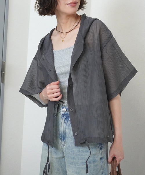 gossara（ゴサラ）の「【夏の羽織りにおすすめ】裾リボンフード付きシャツ（シャツ/ブラウス・レディース・チャコールグレー/ベージュ/オフホワイト・FREE）」の2枚目の写真