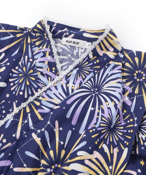 SLAP SLIP(スラップスリップ)の「【お揃い】イチゴx花x花火総柄ショート丈プルオーバー浴衣+帯セット(80~130cm)(浴衣・キッズ・ブルー系その他2/ホワイト系その他2・110cm/120cm/80cm/90cm/130cm/100cm)」の19枚目の写真