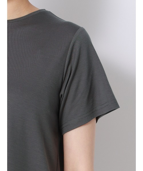 SUIT SQUARE(スーツスクエア)の「バックフレアTシャツ/半袖/ウォッシャブル/接触冷感/レーヨンストレッチポンチ(Tシャツ/カットソー・レディース・グレー/サックスブルー/ホワイト・FREE)」の19枚目の写真