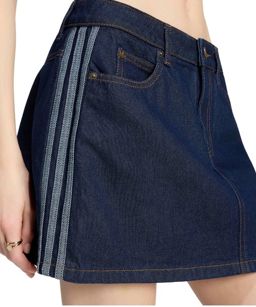 adidas(アディダス)の「adidas 3 STRIPES MINI SKIRT DENIM / アディダス 3 ストライプス ミニスカート デニム(デニムスカート・レディース・ダークインディゴブルー・M/S)」の7枚目の写真