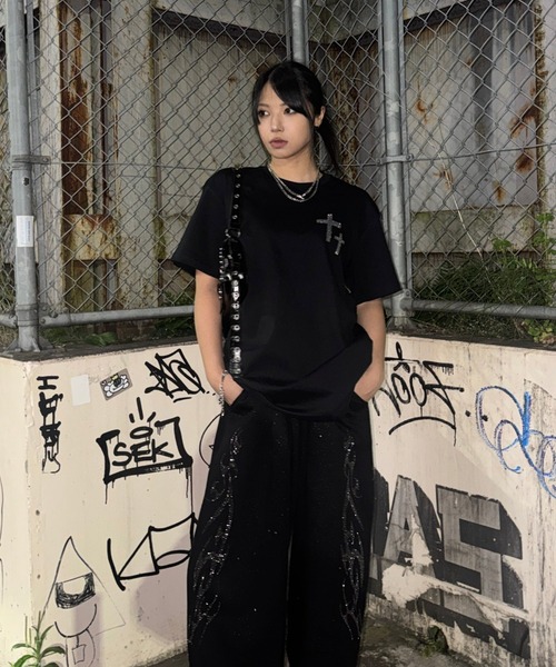KsG(ケーエスジー)の「バックレタリングビジューTシャツ(Tシャツ/カットソー・レディース・ホワイト/ブラック・SMALL/MEDIUM)」の4枚目の写真