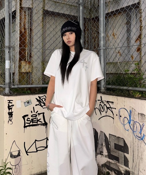 KsG(ケーエスジー)の「バックレタリングビジューTシャツ(Tシャツ/カットソー・レディース・ホワイト/ブラック・SMALL/MEDIUM)」の11枚目の写真