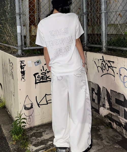 KsG(ケーエスジー)の「バックレタリングビジューTシャツ(Tシャツ/カットソー・レディース・ホワイト/ブラック・SMALL/MEDIUM)」の12枚目の写真