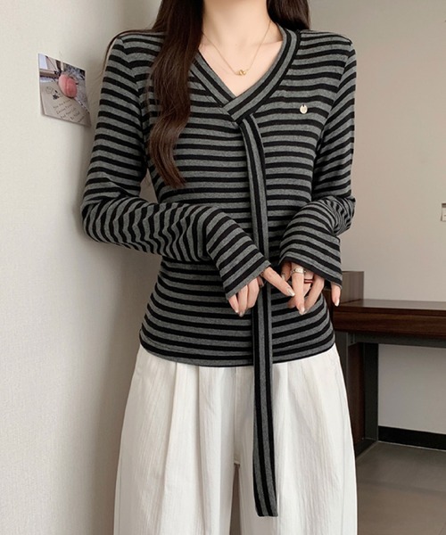 2ly2(トゥーリートゥー)の「Vネック リボンタイデザイン 長袖トップス / フェミニン リボンタイカットソー(Tシャツ/カットソー・レディース・ブラック系その他/ダークグレー/ブラック/ホワイト/ブラウン・FREE)」の11枚目の写真