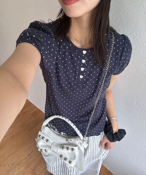 CIAOPANIC(チャオパニック)の「ドットパフスリーブヘンリーネックTEE(Tシャツ/カットソー・レディース・ホワイト/ネイビー・FREE)」の2枚目の写真