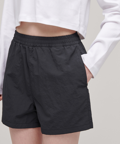 MUSINSA STANDARD WOMAN（ムシンサスタンダードウーマン）の「ウィメンズナイロンバンディングショーツ[ダークグレー]（その他パンツ・レディース・その他・24/26/28/30）」の6枚目の写真