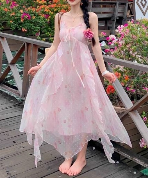 AMAJI(アマジ)の「総柄フラワー ロング丈キャミソールワンピース(ワンピース・レディース・ライトピンク・SMALL/MEDIUM/LARGE/X-LARGE)」の1枚目の写真