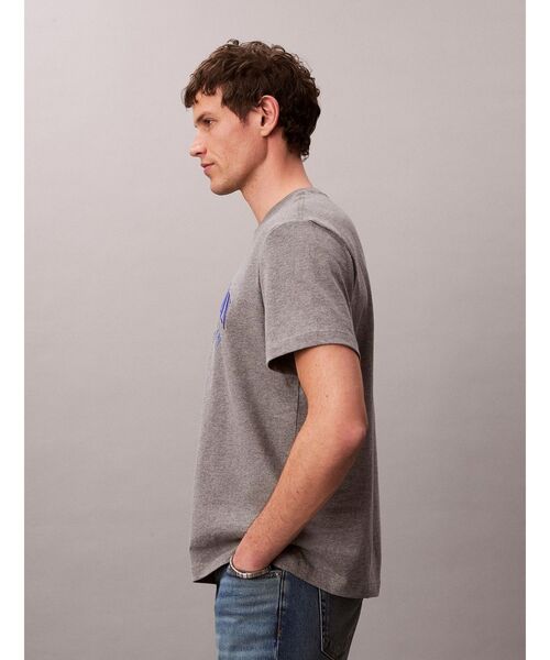 Calvin Klein(カルバン・クライン)の「Tシャツ - Heritage Classic グラフィッククルーネックショートスリーブTシャツ(Tシャツ/カットソー・メンズ・グレー・L/M/S/XL)」の2枚目の写真