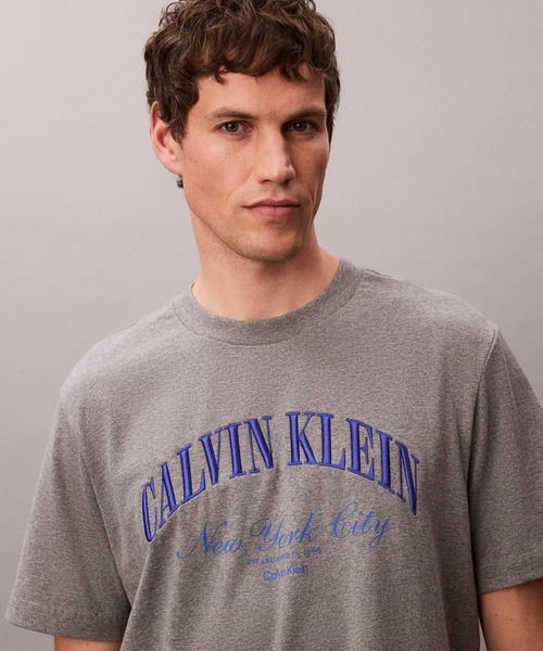 Calvin Klein(カルバン・クライン)の「Tシャツ - Heritage Classic グラフィッククルーネックショートスリーブTシャツ(Tシャツ/カットソー・メンズ・グレー・L/M/S/XL)」の1枚目の写真