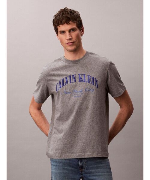 Calvin Klein(カルバン・クライン)の「Tシャツ - Heritage Classic グラフィッククルーネックショートスリーブTシャツ(Tシャツ/カットソー・メンズ・グレー・L/M/S/XL)」の8枚目の写真