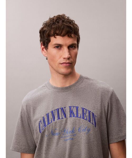 Calvin Klein(カルバン・クライン)の「Tシャツ - Heritage Classic グラフィッククルーネックショートスリーブTシャツ(Tシャツ/カットソー・メンズ・グレー・L/M/S/XL)」の7枚目の写真