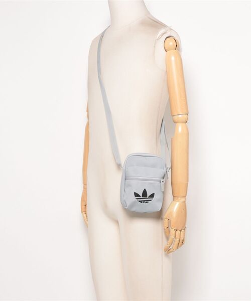 adidas(アディダス)の「ADIDAS ウェア アディダス U AC CLASSIC FESTIVALBAG バッグ KS6903 GREY2(ボディバッグ/ウエストポーチ・メンズ・グレー・FREE)」の5枚目の写真
