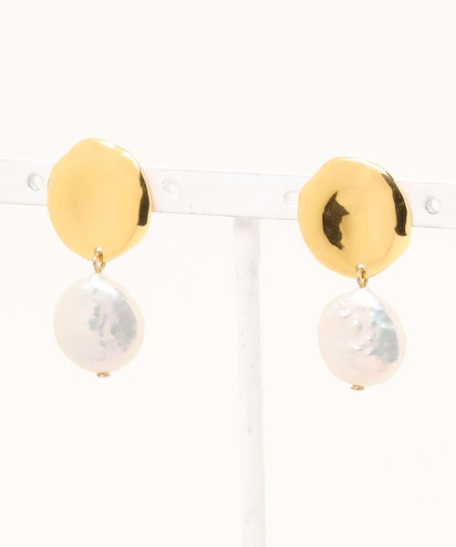 A.en(エイエン )の「【CHAN LUU】TWO TIERED WHITE KESHI PEARL EARRINGS(ピアス(両耳用)・レディース・ゴールド・ONE SIZE)」の1枚目の写真