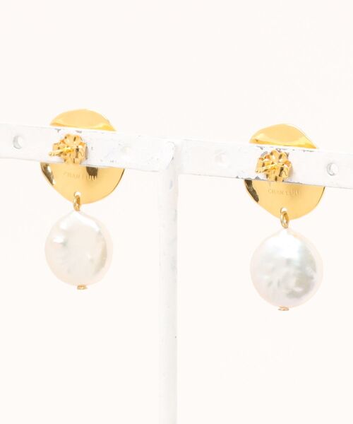 A.en(エイエン )の「【CHAN LUU】TWO TIERED WHITE KESHI PEARL EARRINGS(ピアス(両耳用)・レディース・ゴールド・ONE SIZE)」の2枚目の写真