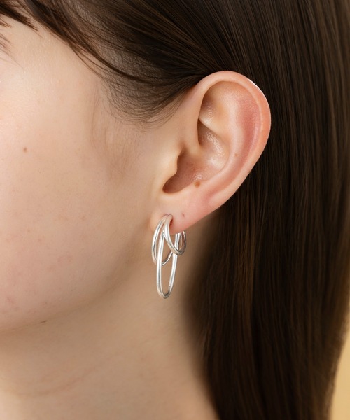 LA MUe(ラミュー)の「【LA MUE】ニッケルフリー マット メタル フープ ピアス(ピアス(両耳用)・レディース・シルバー/ゴールド・FREE)」の3枚目の写真