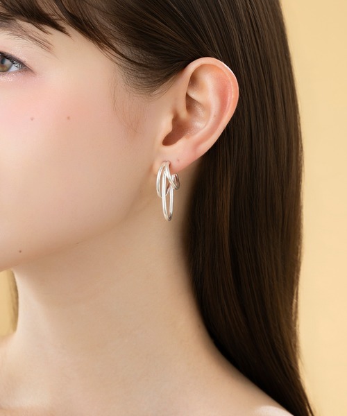 LA MUe(ラミュー)の「【LA MUE】ニッケルフリー マット メタル フープ ピアス(ピアス(両耳用)・レディース・シルバー/ゴールド・FREE)」の4枚目の写真