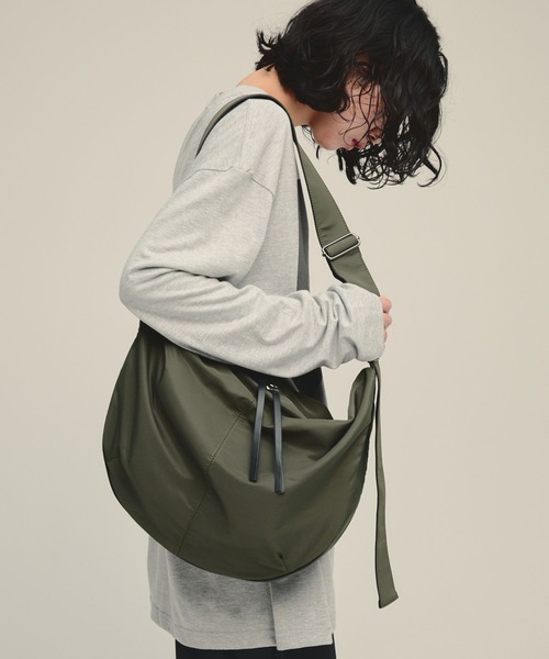 eL(エル)の「【eL】Curve Shoulder Bag/1070219(ショルダーバッグ・レディース・カーキ/ブラック・FREE)」の1枚目の写真