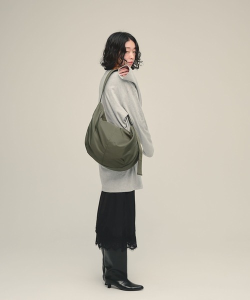 eL(エル)の「【eL】Curve Shoulder Bag/1070219(ショルダーバッグ・レディース・カーキ/ブラック・FREE)」の7枚目の写真