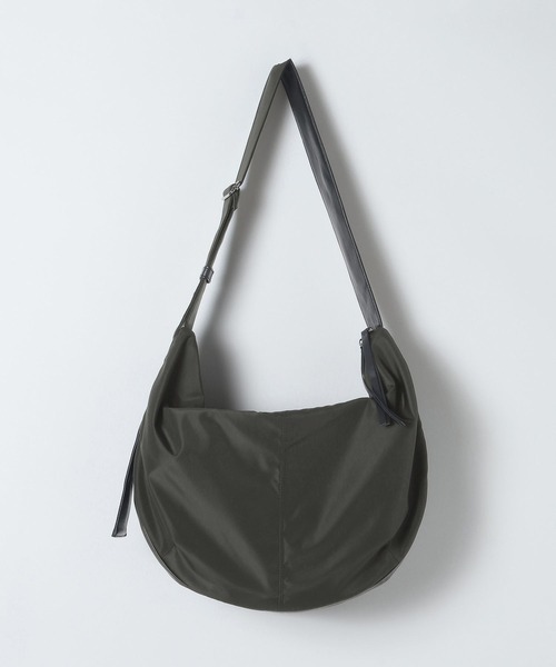 eL(エル)の「【eL】Curve Shoulder Bag/1070219(ショルダーバッグ・レディース・カーキ/ブラック・FREE)」の8枚目の写真