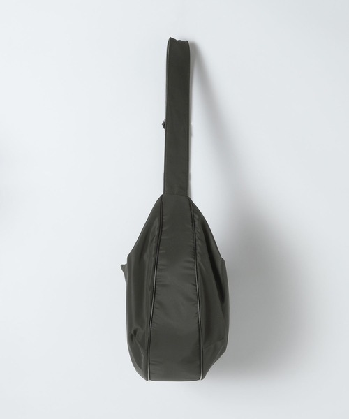 eL(エル)の「【eL】Curve Shoulder Bag/1070219(ショルダーバッグ・レディース・カーキ/ブラック・FREE)」の9枚目の写真