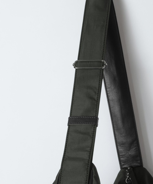 eL(エル)の「【eL】Curve Shoulder Bag/1070219(ショルダーバッグ・レディース・カーキ/ブラック・FREE)」の11枚目の写真