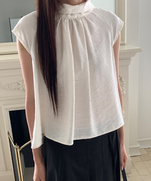 LOENNE（ロエヌ）の「Drape Neck Blouse / ドレープネックブラウス（Tシャツ/カットソー・レディース・グレー/アイボリー/ブラック・FREE）」の2枚目の写真