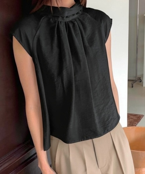 LOENNE（ロエヌ）の「Drape Neck Blouse / ドレープネックブラウス（Tシャツ/カットソー・レディース・グレー/アイボリー/ブラック・FREE）」の3枚目の写真