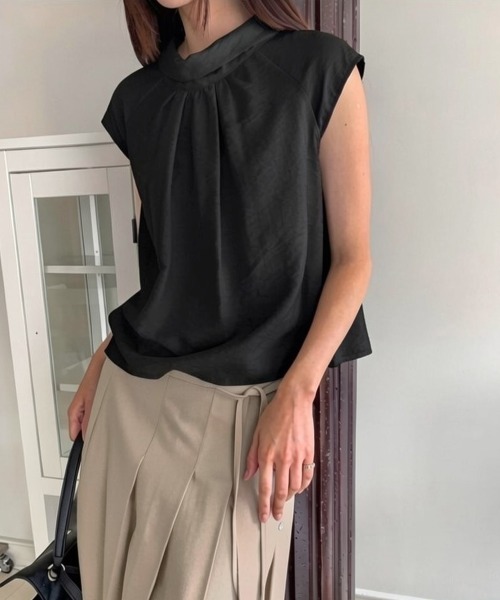 LOENNE（ロエヌ）の「Drape Neck Blouse / ドレープネックブラウス（Tシャツ/カットソー・レディース・グレー/アイボリー/ブラック・FREE）」の4枚目の写真