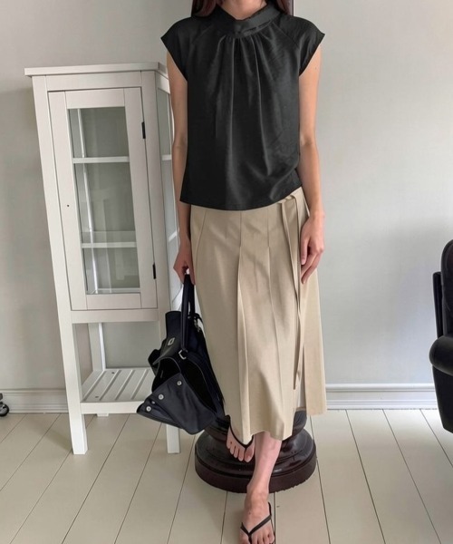 LOENNE（ロエヌ）の「Drape Neck Blouse / ドレープネックブラウス（Tシャツ/カットソー・レディース・グレー/アイボリー/ブラック・FREE）」の5枚目の写真