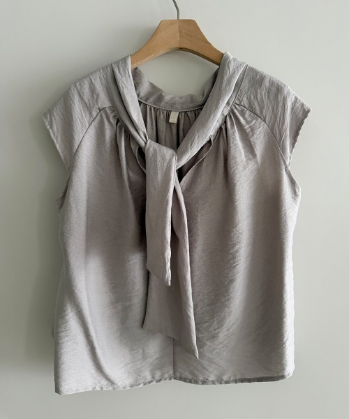 LOENNE（ロエヌ）の「Drape Neck Blouse / ドレープネックブラウス（Tシャツ/カットソー・レディース・グレー/アイボリー/ブラック・FREE）」の9枚目の写真