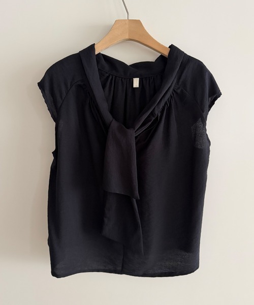 LOENNE（ロエヌ）の「Drape Neck Blouse / ドレープネックブラウス（Tシャツ/カットソー・レディース・グレー/アイボリー/ブラック・FREE）」の10枚目の写真