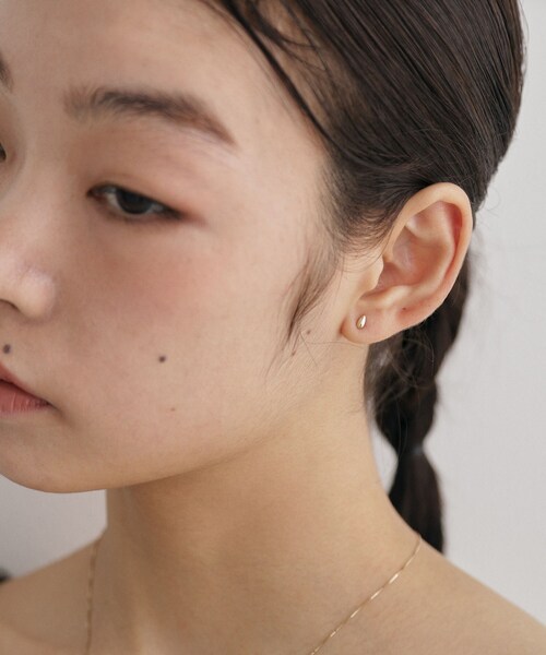 COCOSHNIK ONKITSCH（ココシュニックオンキッチュ）の「K10ホロウペアシェイプスタッドピアス（片耳用）（ピアス（両耳用）・レディース・イエローゴールド・00）」の8枚目の写真