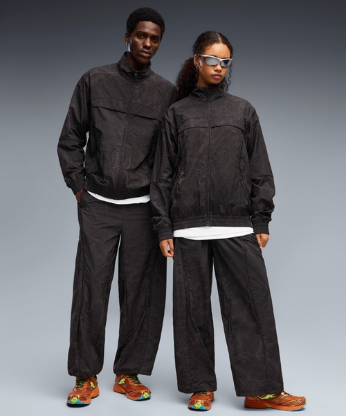 PUMA(プーマ)の「PUMA プーマ ユニセックス セラレーター AOP トラックパンツ(その他パンツ・メンズ・アッシュグレー/バーガンディー・X-LARGE/LARGE/SMALL/MEDIUM)」の2枚目の写真