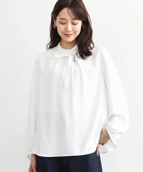 MK MICHEL KLEIN（エムケーミッシェルクラン）の「[洗える]リボンタイ付きフリルネックブラウス（シャツ/ブラウス・レディース・ライトグレー/ホワイト・38）」の2枚目の写真