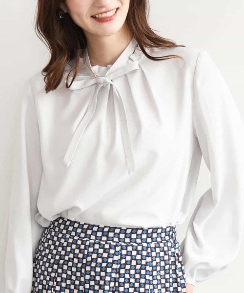MK MICHEL KLEIN（エムケーミッシェルクラン）の「[洗える]リボンタイ付きフリルネックブラウス（シャツ/ブラウス・レディース・ライトグレー/ホワイト・38）」の13枚目の写真