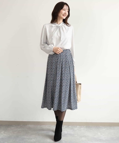 MK MICHEL KLEIN（エムケーミッシェルクラン）の「[洗える]リボンタイ付きフリルネックブラウス（シャツ/ブラウス・レディース・ライトグレー/ホワイト・38）」の3枚目の写真