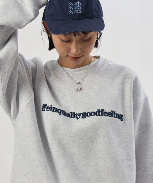 FFEIN（フェイン）の「【FFEIN(フェイン)】ヘビーウエイトセンター3D刺繍ロゴスウェット / スウェット クルーネック ロゴ刺繍 裏起毛 ユニセックス（スウェット・メンズ・アッシュグレー/ブラック/グレー/バーガンディー/ブラウン/ネイビー・SMALL/LARGE/MEDIUM）」の2枚目の写真