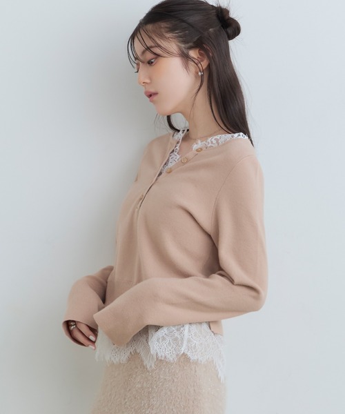 Tiny EDEN（タイニーエデン）の「【中野恵那 着用】レース付きレイヤード風Vネックニット（ニット/セーター・レディース・グレー/ベージュ・FREE）」の21枚目の写真