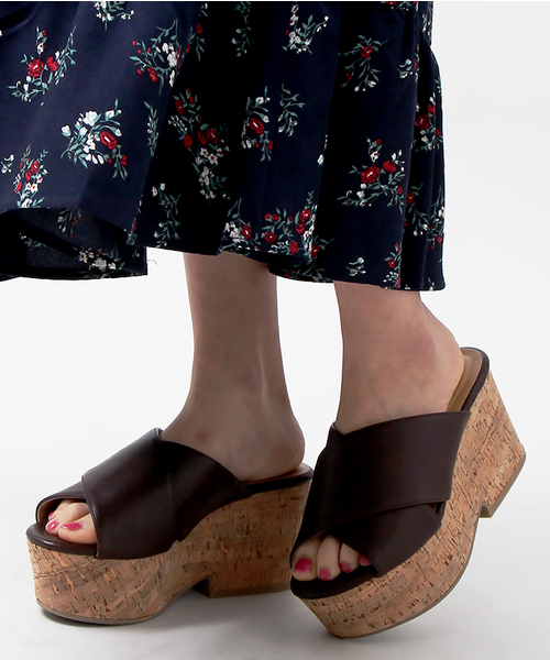 WEGO(ウィゴー)の「WEGO/クロスウェッジサンダル(サンダル・レディース・ホワイト/ブラウン/ブラック・MEDIUM/LARGE)」の1枚目の写真