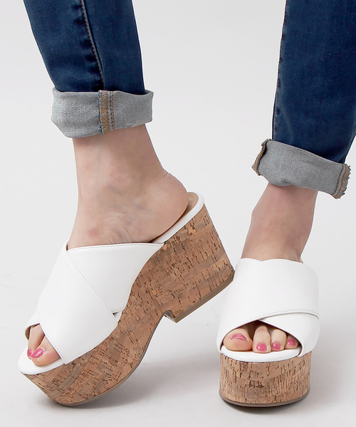 WEGO(ウィゴー)の「WEGO/クロスウェッジサンダル(サンダル・レディース・ホワイト/ブラウン/ブラック・MEDIUM/LARGE)」の2枚目の写真