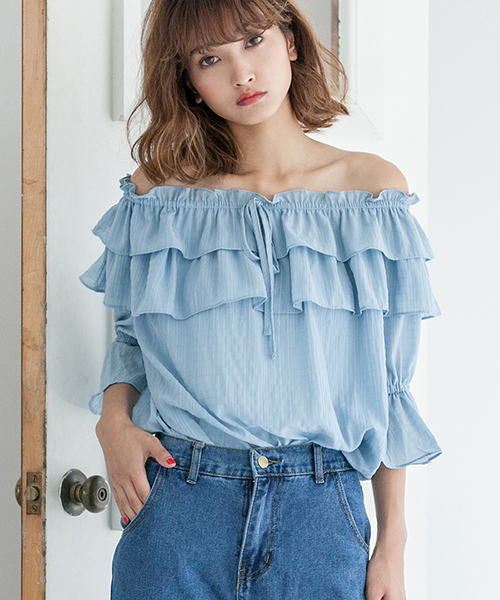 fifth（フィフス）の「ティアードフリルギャザーオフショルブラウス（シャツ/ブラウス・レディース・ホワイト/ベージュ/サックスブルー/ブラック・MEDIUM）」の4枚目の写真